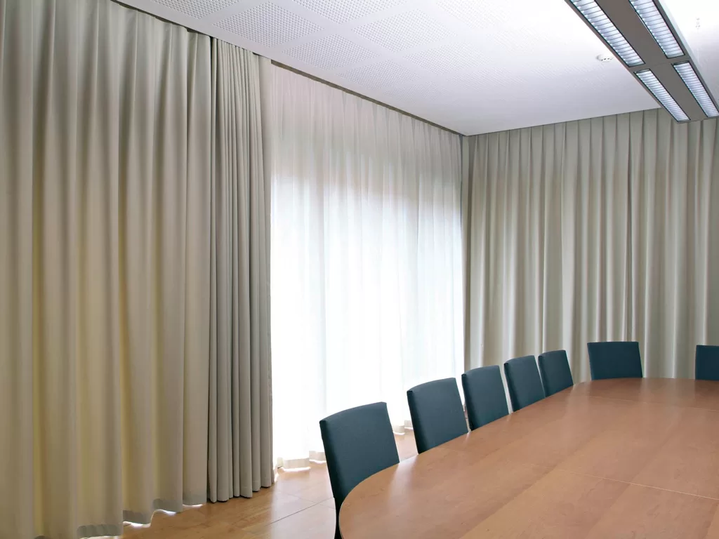 Büyük Mekânlar İçin Motorlu Perde Sistemleri